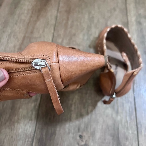 Donald J. Pliner Sami leather Women's Tan Sandals 7.5 - Picture 4 of 9